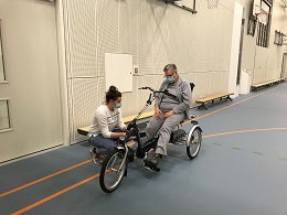 uitproberen van een sportrolstoel