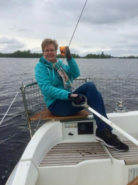 Afbeelding Ieke de Leeuw op zeilboot