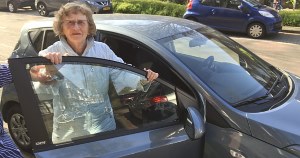 Afbeelding auto met oudere dame