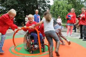 Afbeelding spelende kinden in de Van Campenvaart speeltuin