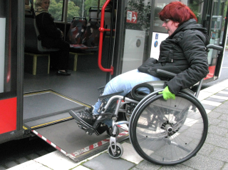 Foto rolstoeler en openbaar vervoer