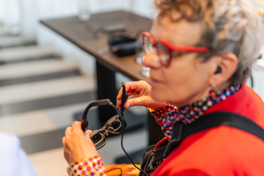 Wereldprimeur Het Nationale Theater: slimme AI bril met realtime ondertiteling in 223 talen