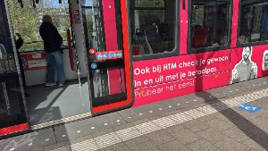 Nieuwe rolstoeltegels op tramhaltes in Den Haag 