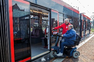 Ritten in de gelijkvloerse stadstrams met begeleiding voor mensen met een beperking