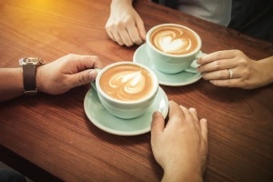 afbeelding 4 handen en 2 kopje koffie