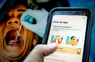 afbeelding corona app op smartphone
