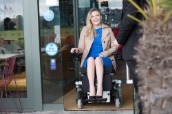 afbeelding vrouw in elektrische rolstoel