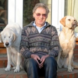 foto van Graham Waspe and his two guide dogs