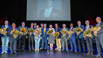 afbeelding veertien Zoetermeerders die een koninklijke onderscheiding ontvangen van burgemeester Aptroot
